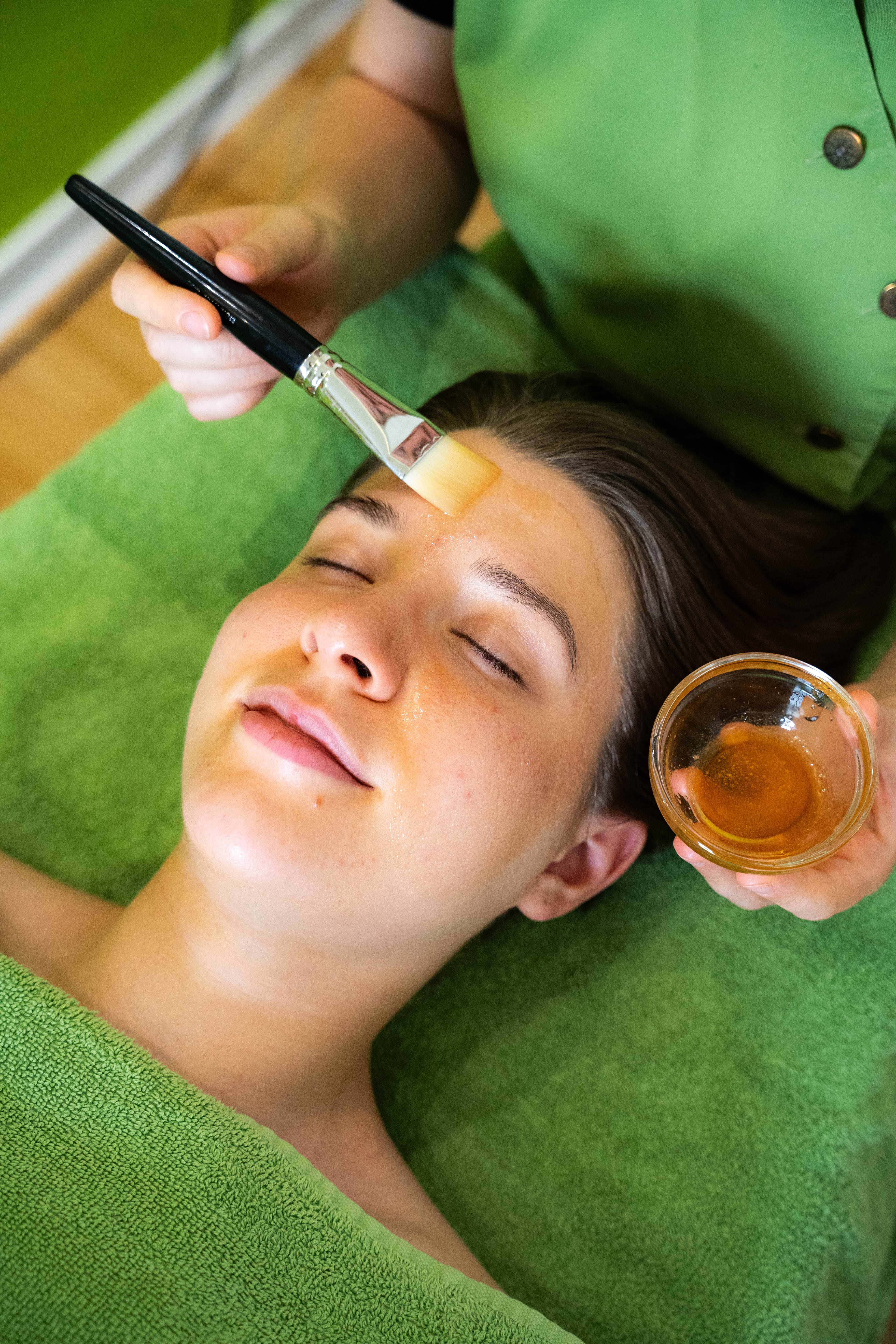 Kosmetikbehandlung mit Fruchtsäurepeeling