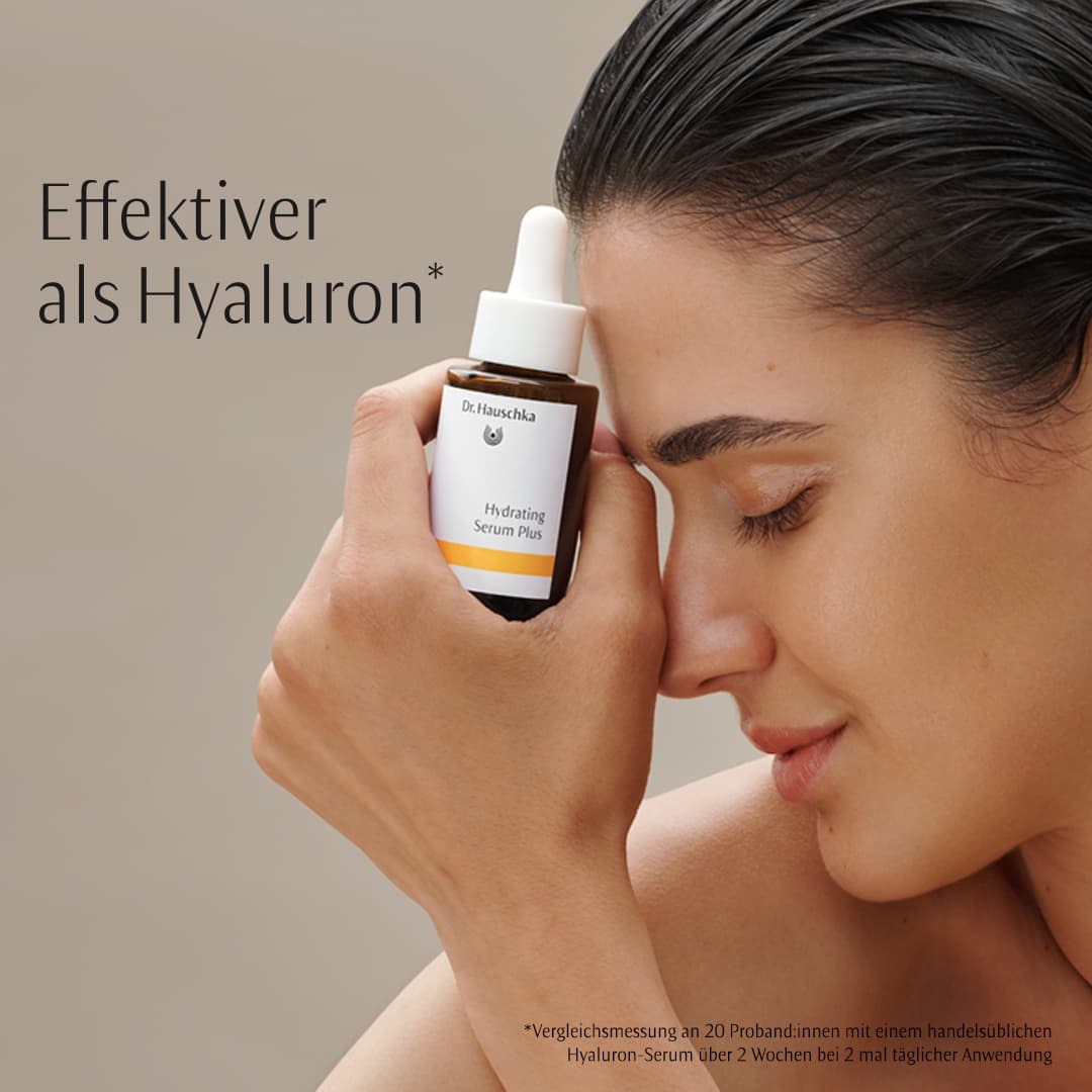 Hydrating Serum Plus 30ml DE GB Model 3664 mit Text 1080x1080 Webshop
